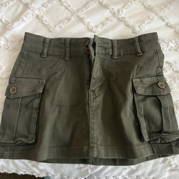 NEVER WORN
army green mini skirt 📀 - Picture 1 of 3